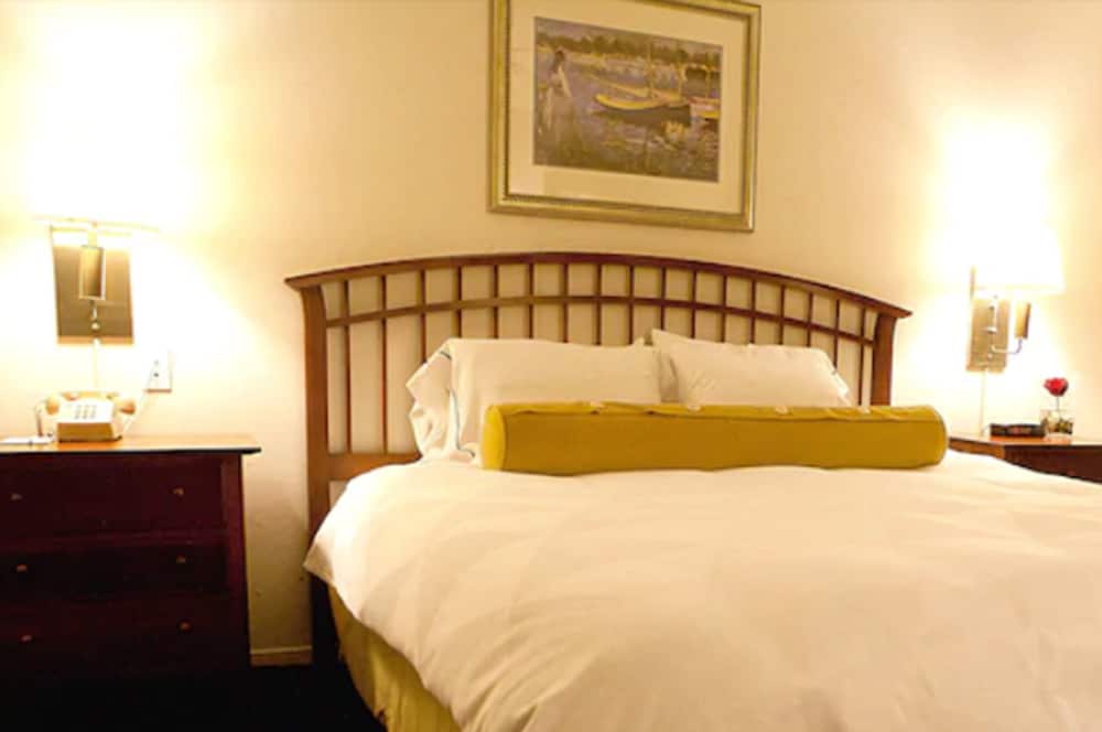 Suite, 1 King Bed with Sofa bed, Lagoon View - Photo 1