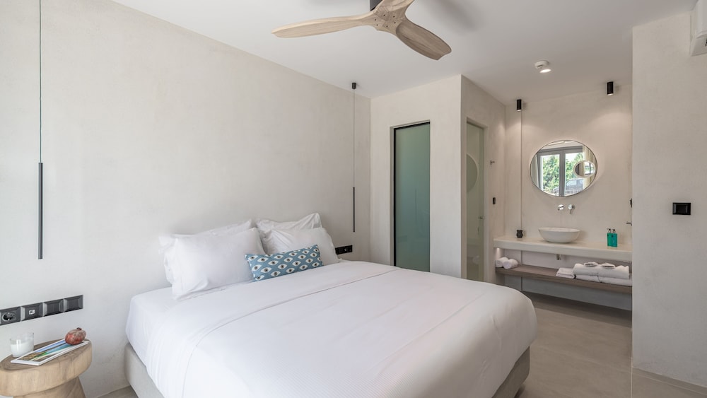Deluxe Double Room - Photo 13