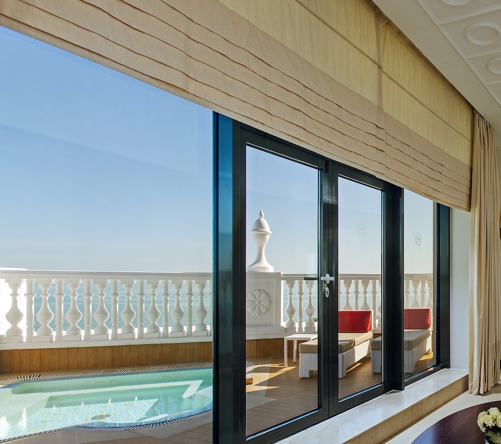 Club Suite, 1 King Bed, Terrace - Photo 2
