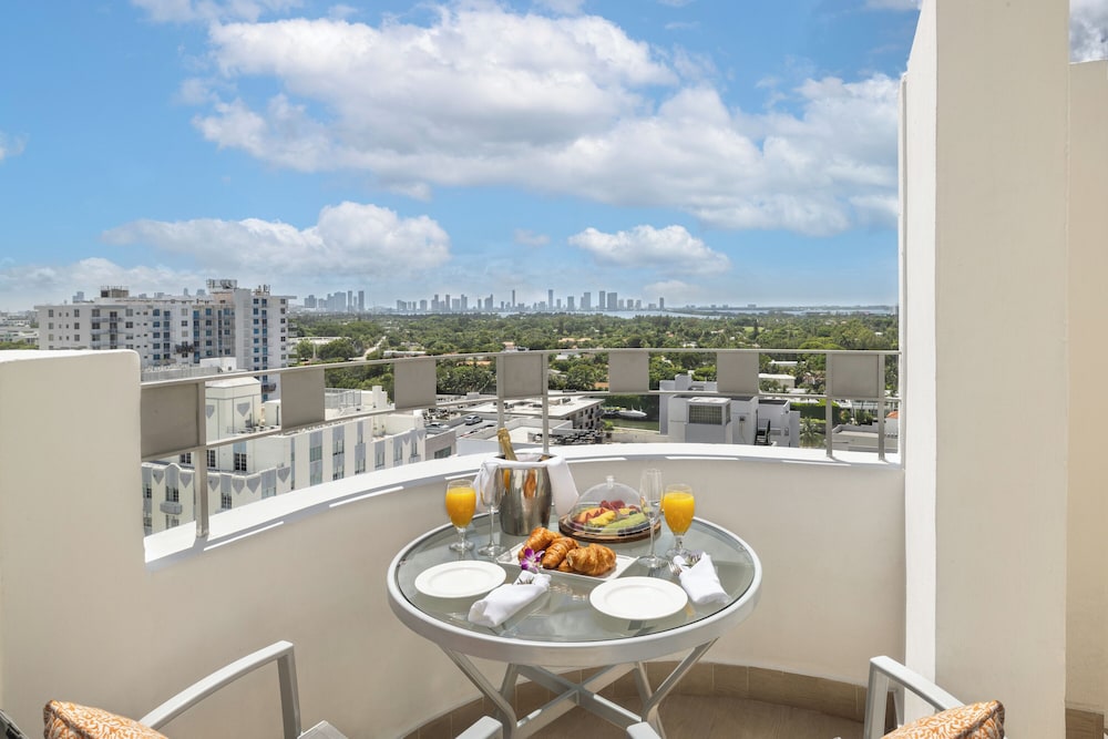 Junior Suite, 1 King Bed, Mobility Accessible, Balcony thumbnail 5