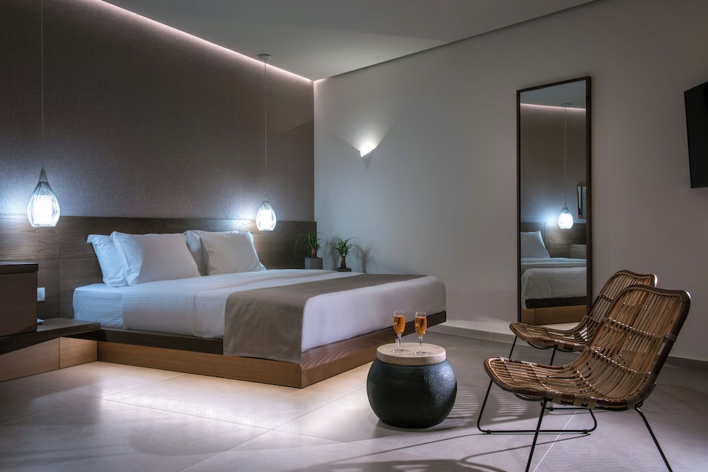 Junior Suite with Outdoor Jetted Tub and Side Sea View thumbnail 6