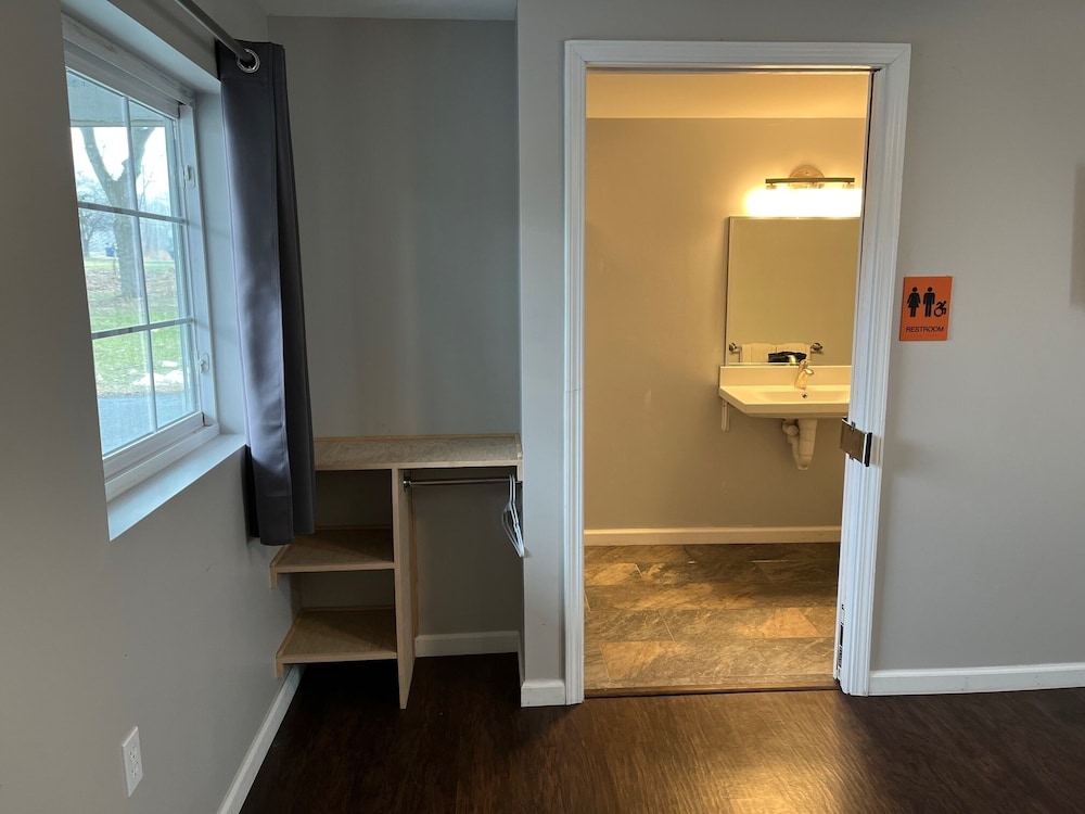 Room, 1 Queen Bed, Accessible (Roll-in Shower) photo 3
