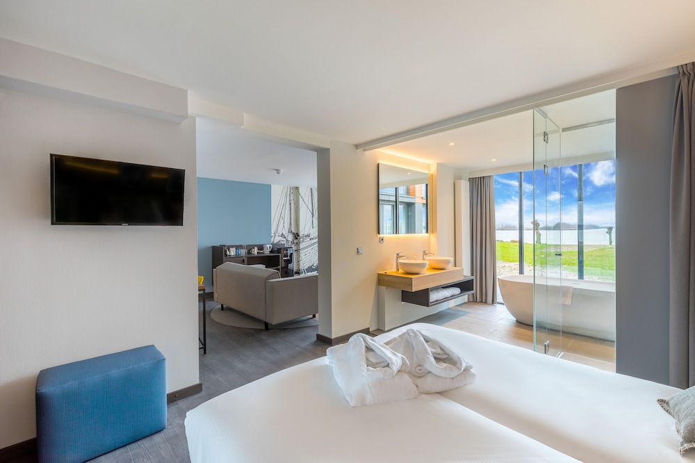 Luxury Suite, Lake View - Photo 5