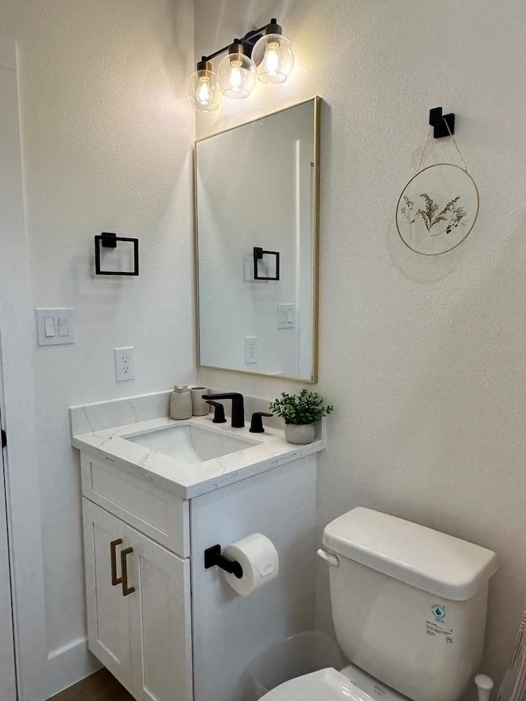 Cozy 3br Retreat With Yard, Billede 10