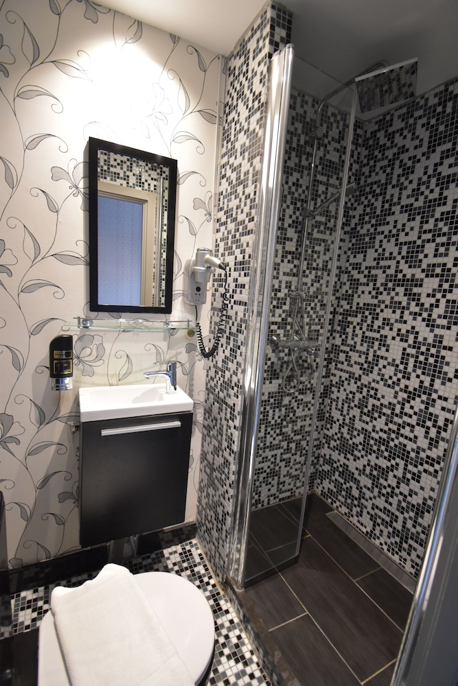 Single Room, Private Bathroom