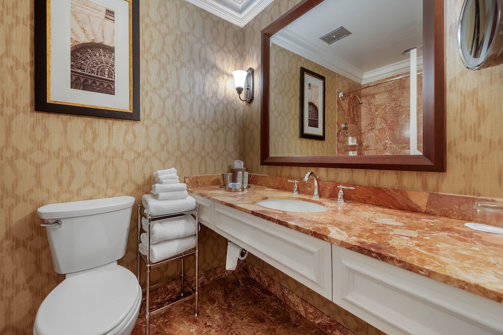 Suite, 1 Bedroom - Photo 16