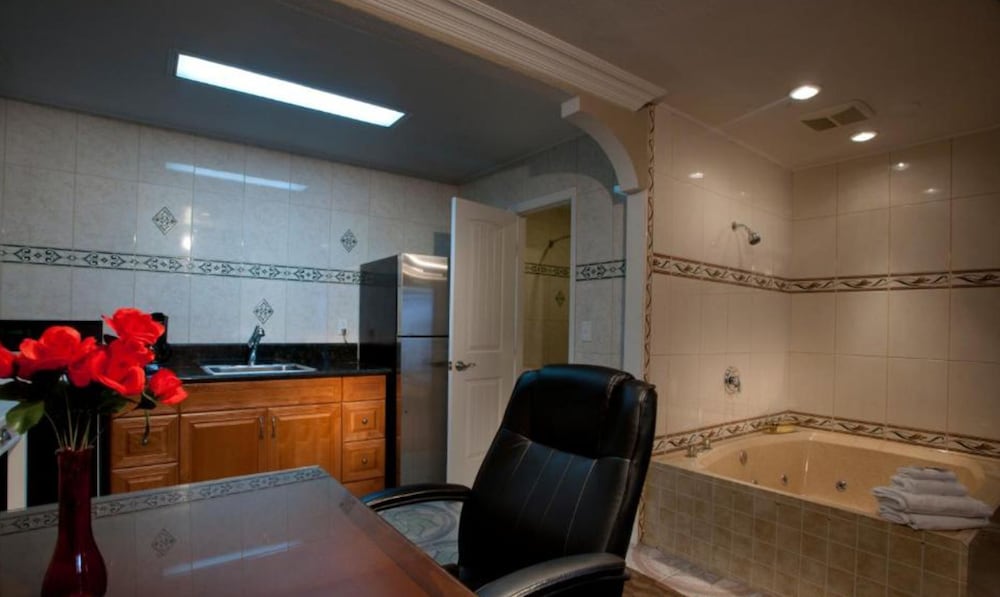 Honeymoon Room photo 3
