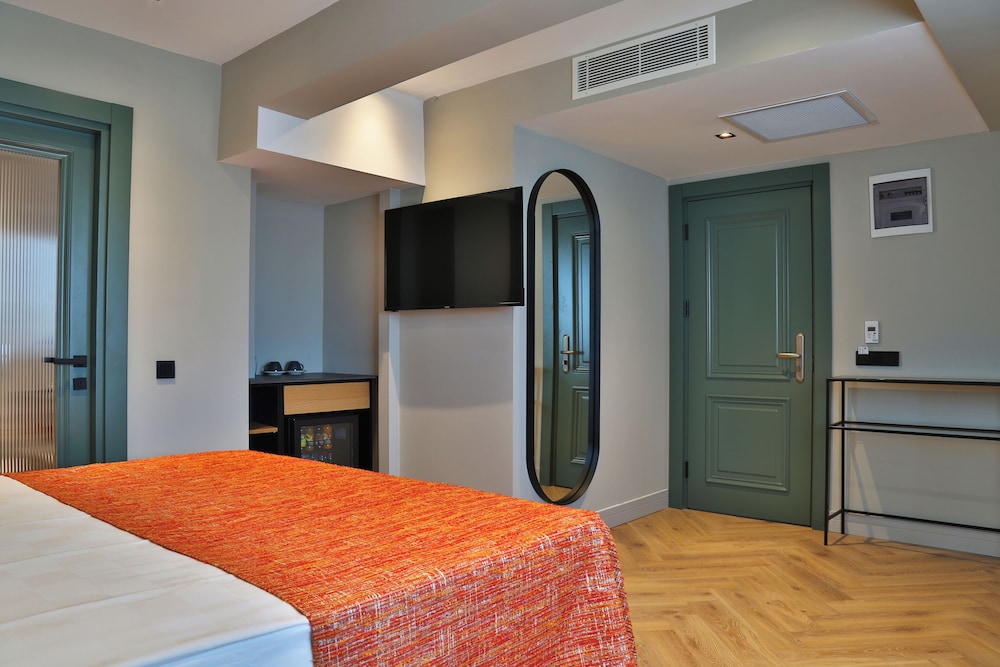 Comfort Room, 1 King Bed, City View thumbnail 6