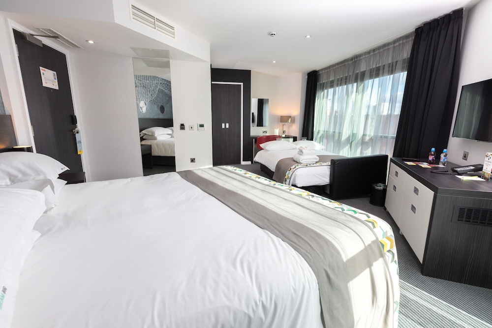 Room, 1 King Bed with Sofa bed (View) photo 2