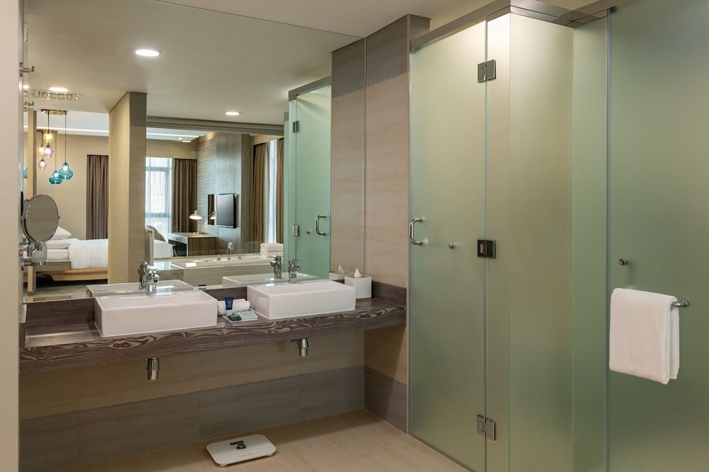 Suite Room, (20% Discount on F&B outlet, A bottle of selected Beverage) photo 3