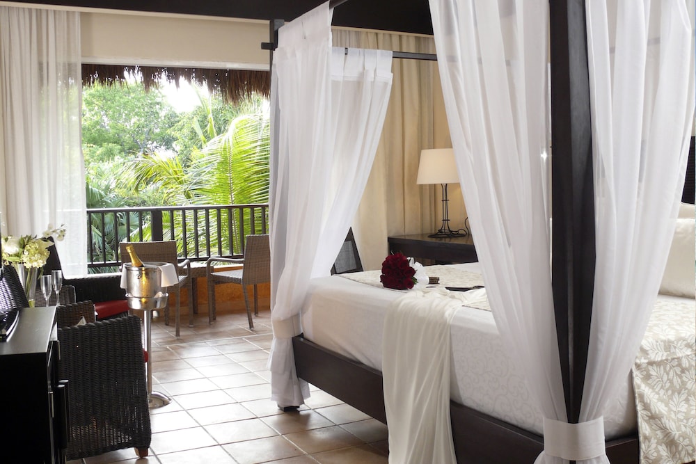Privileged Romance - Photo 1