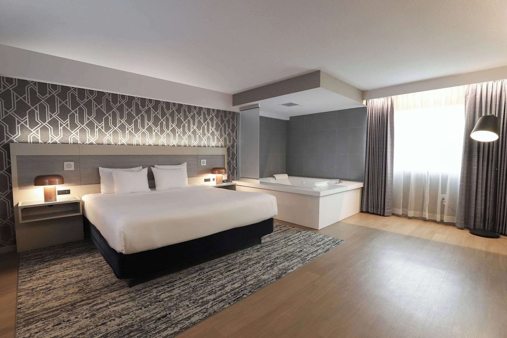 Suite, 1 King Bed, Non Smoking (Whirlpool) photo 1