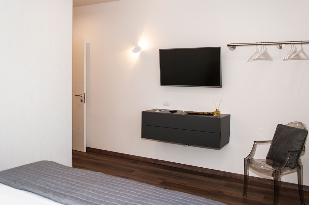 Suite, 1 King Bed with Sofa bed, Non Smoking, City View photo 3