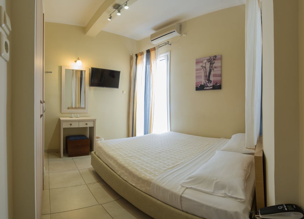 Single Room, 1 Queen Bed, Balcony, Sea View photo 2