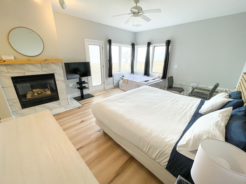 Luxury suite, 1 King Bed, Patio, Jetted Tub, Fireplace, Lake View photo 1