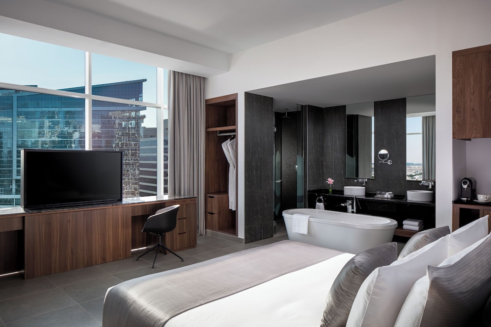 Sky Bay Suite With Balcony