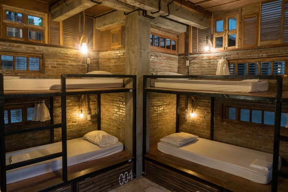 Comfortable 6-Bed Female Dorm photo 2