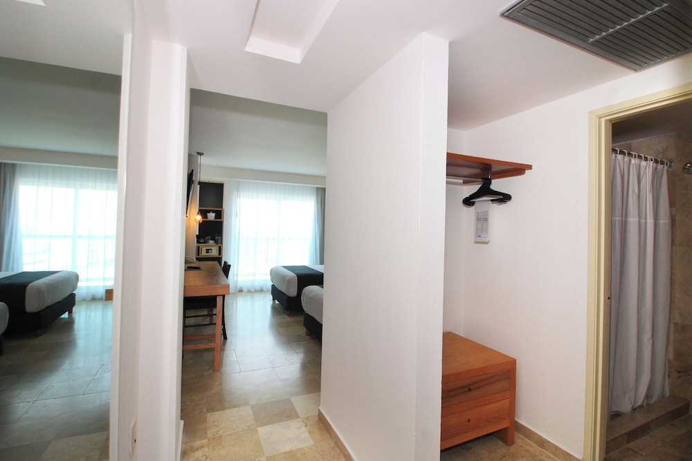 Standard Room, 2 Double Beds, Sea View - Photo 2