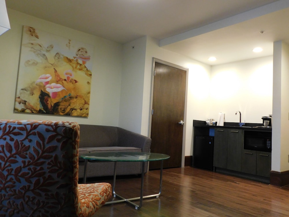 One Bed King Suite - Photo 3