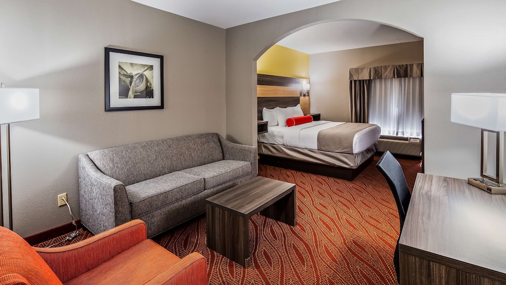 Suite, 1 King Bed, Non Smoking, Refrigerator & Microwave photo 1