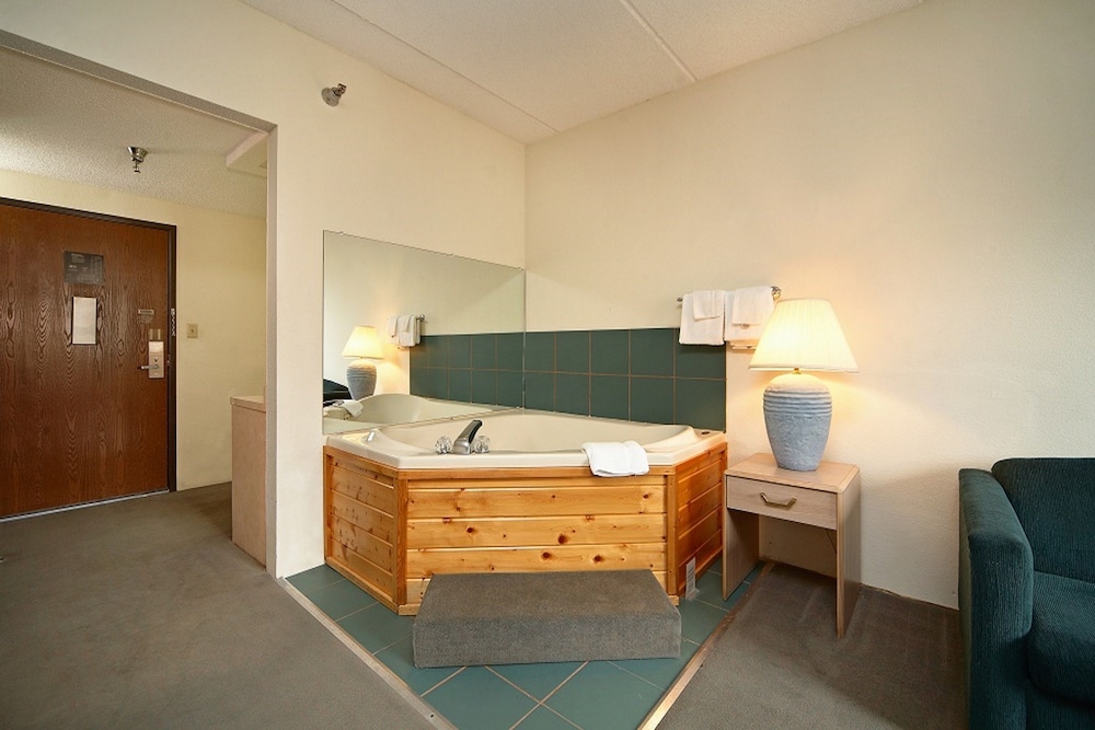 Superior Suite, 1 King Bed, Jetted Tub photo 1