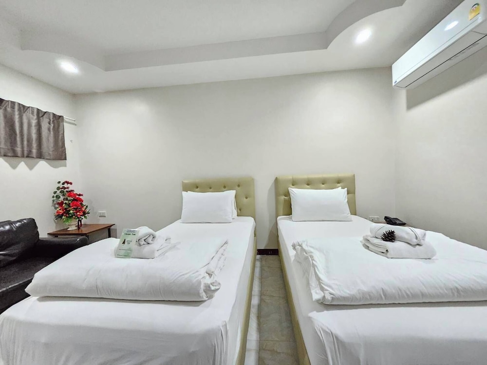 Standard Twin Room - Photo 9