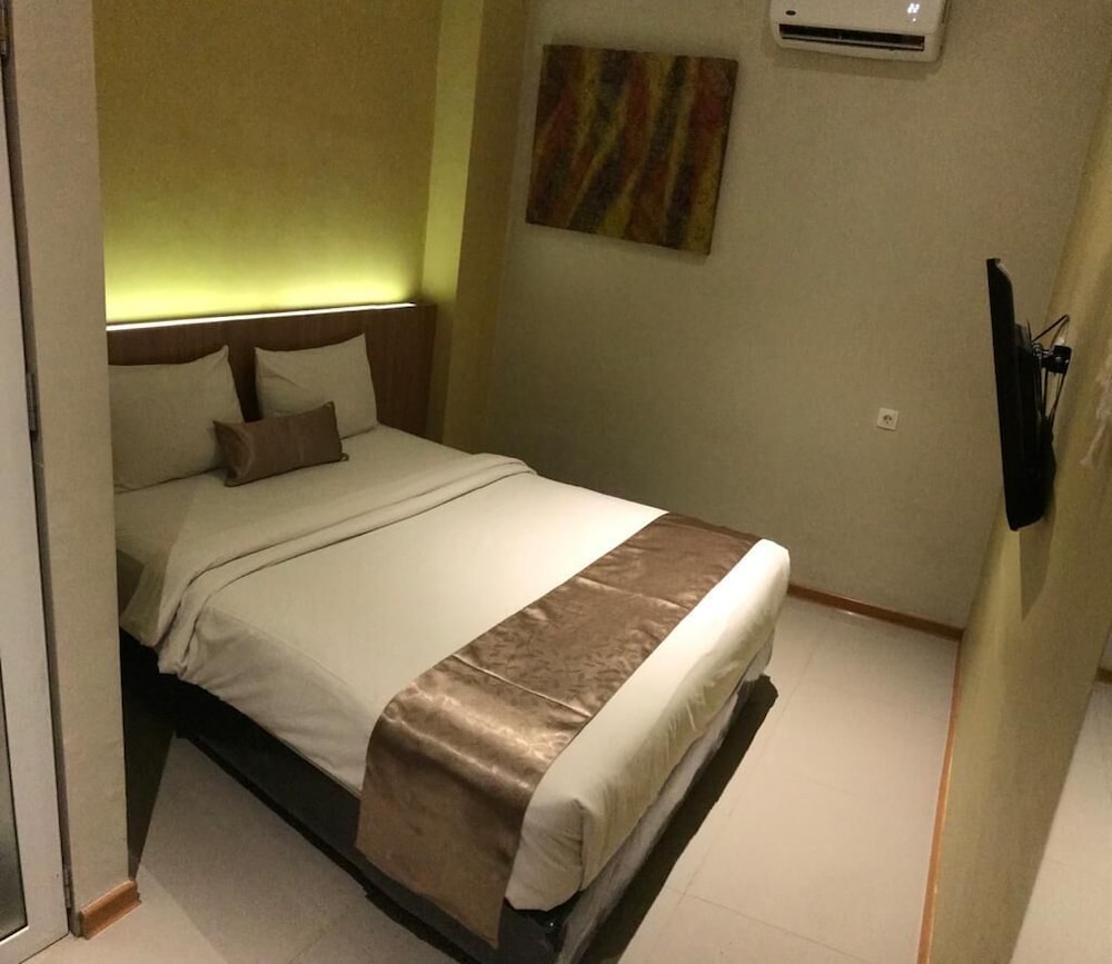 Economy Room, 1 Queen Bed photo 2