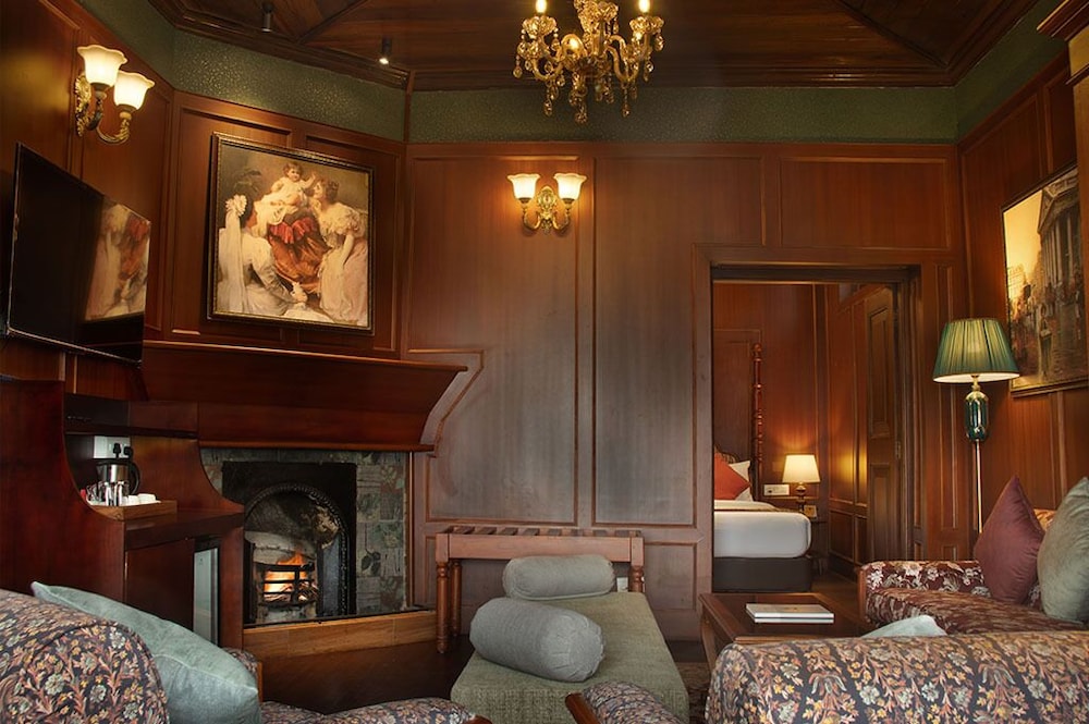 British Suite Room With Fireplace photo 3