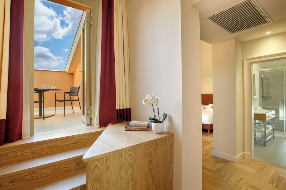 Deluxe Room, 1 King Bed with Sofa bed, Terrace photo 3