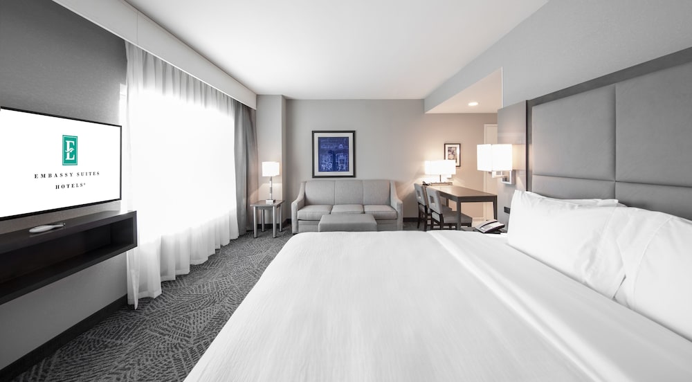 Suite, 1 King Bed, Accessible, Non Smoking (Roll-in Shower) photo 2