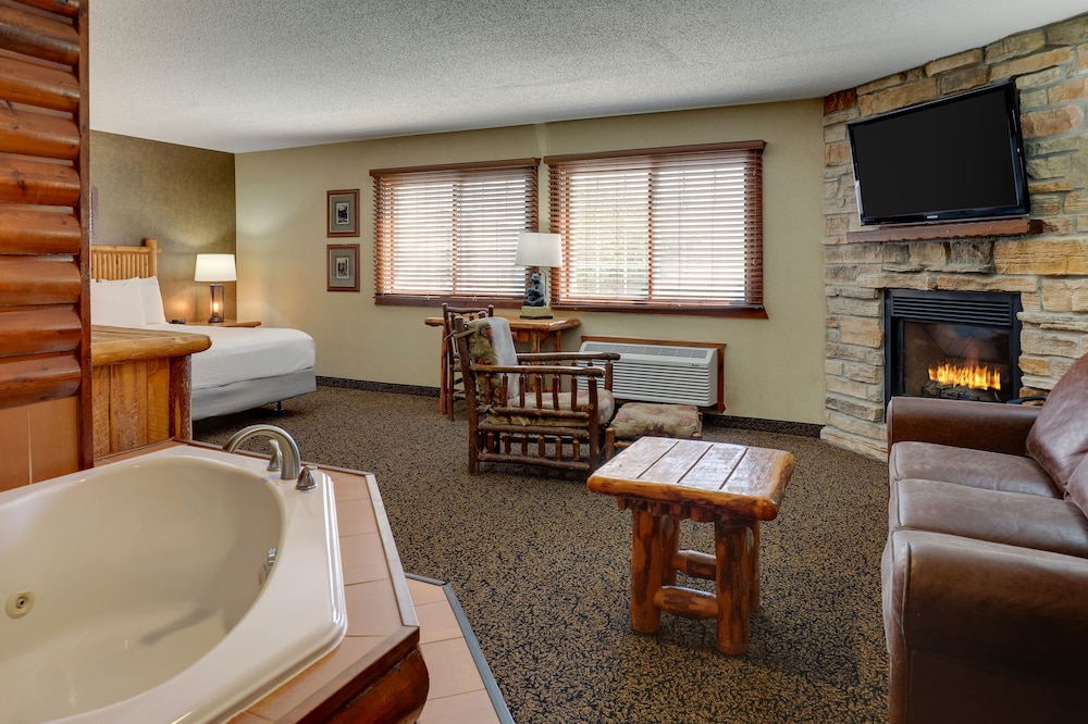 Theme Suite with Whirlpool - Photo 1