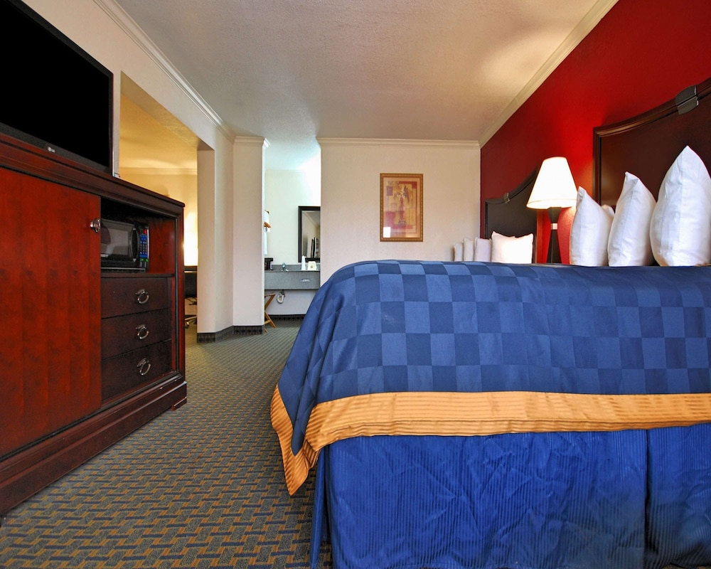 Room, Non Smoking (3 Queen Beds) - Photo 2