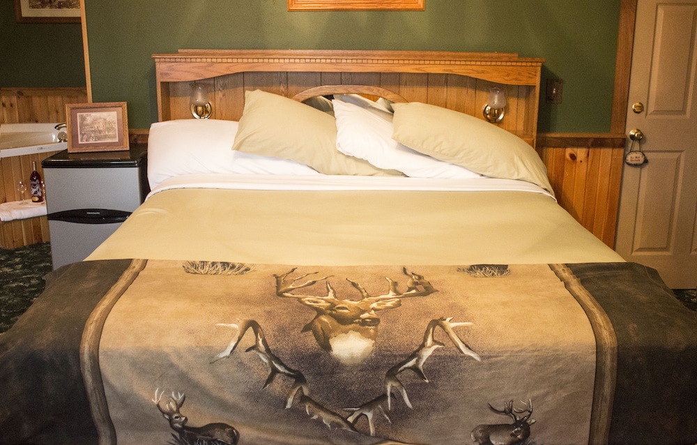 Deluxe Suite, Non Smoking, Private Bathroom (White Tail Deer Suite) photo 2