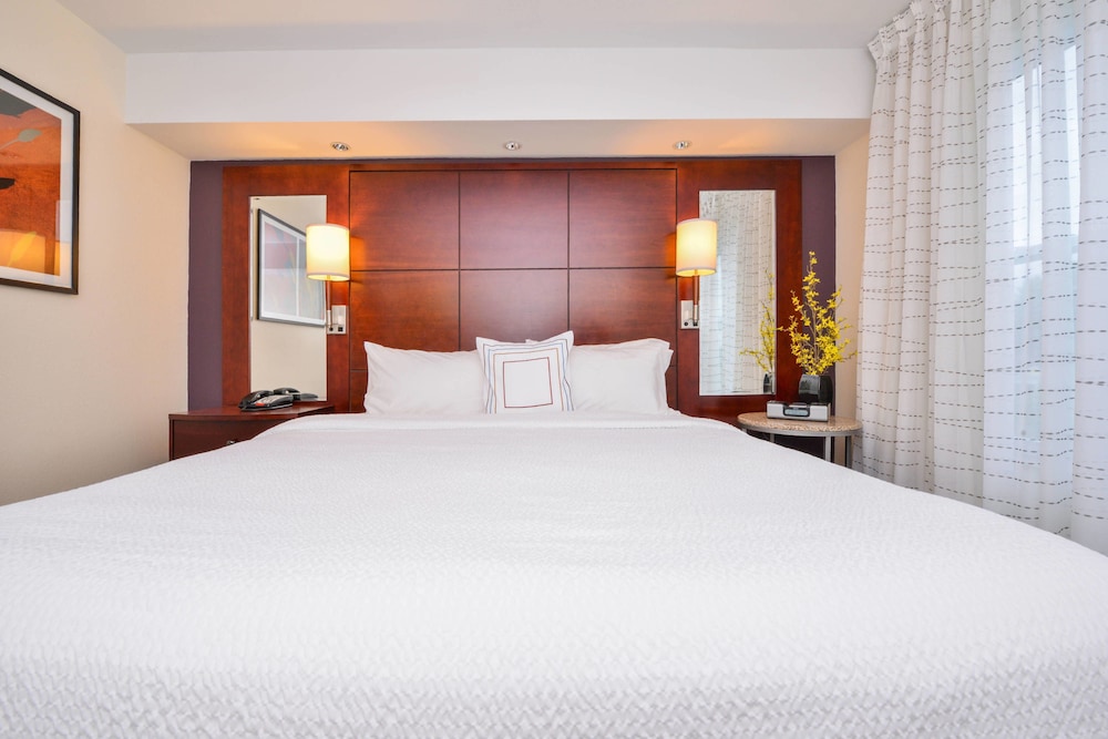 Executive Suite, 1 Bedroom, Fireplace - Photo 1
