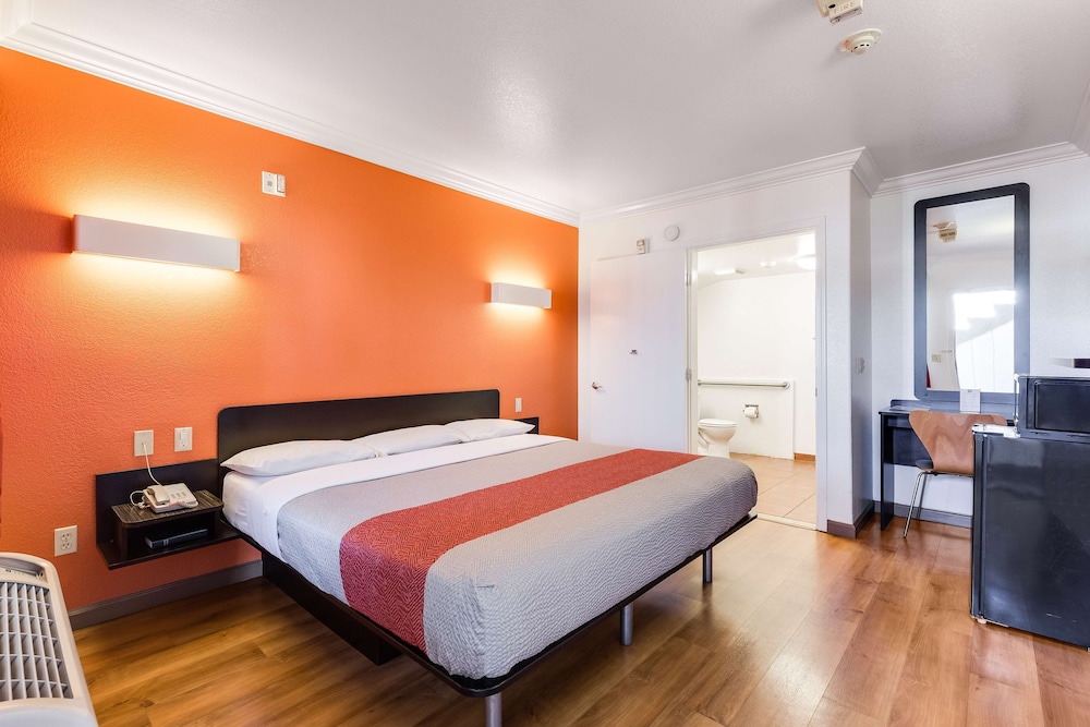 Standard Room, 1 King Bed, Accessible, Non Smoking photo 1