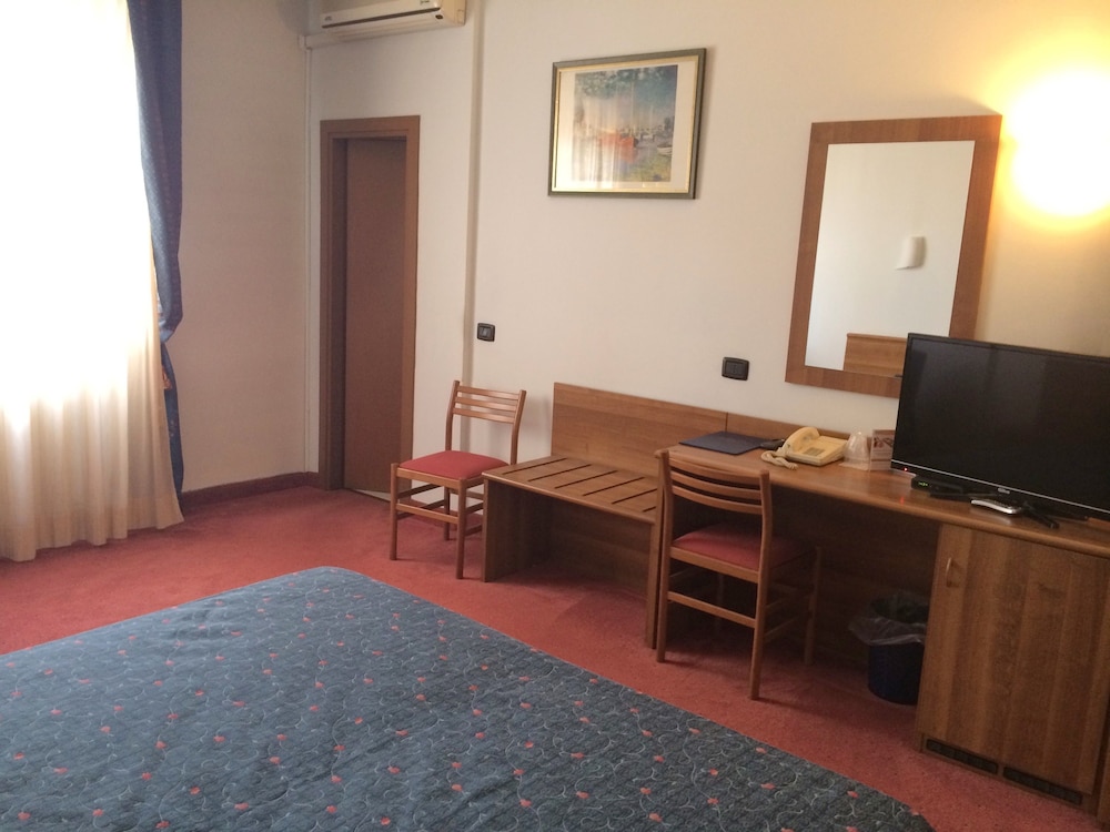 Standard Room, 1 Queen Bed - Photo 2