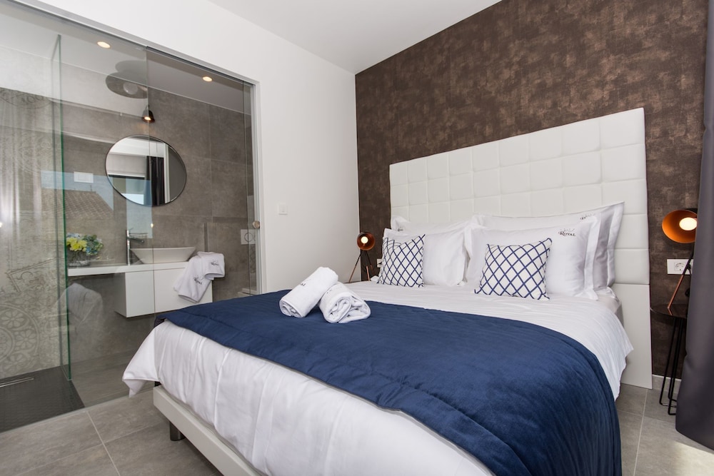 Luxury Apartment Royal M with Pool IV