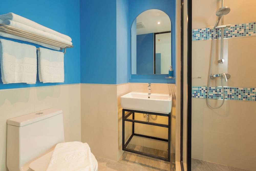 Room, 1 King Bed (COSI Plus) - Photo 4