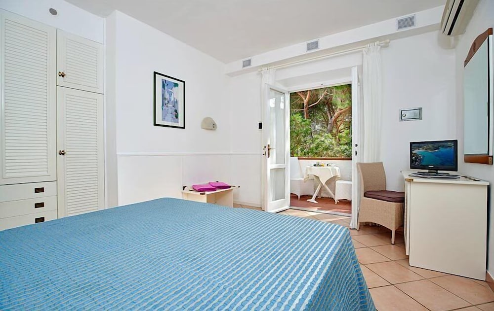 Classic Room, Patio, Garden View (Family) photo 3