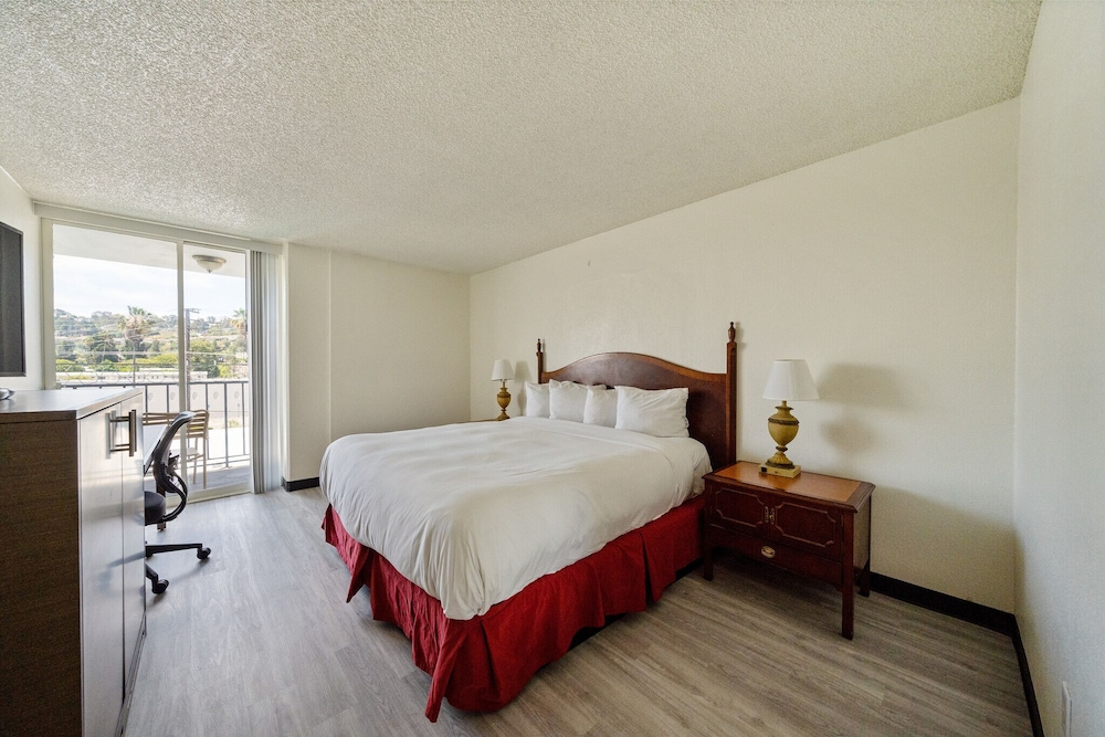 Standard Room, 1 Queen Bed photo 1