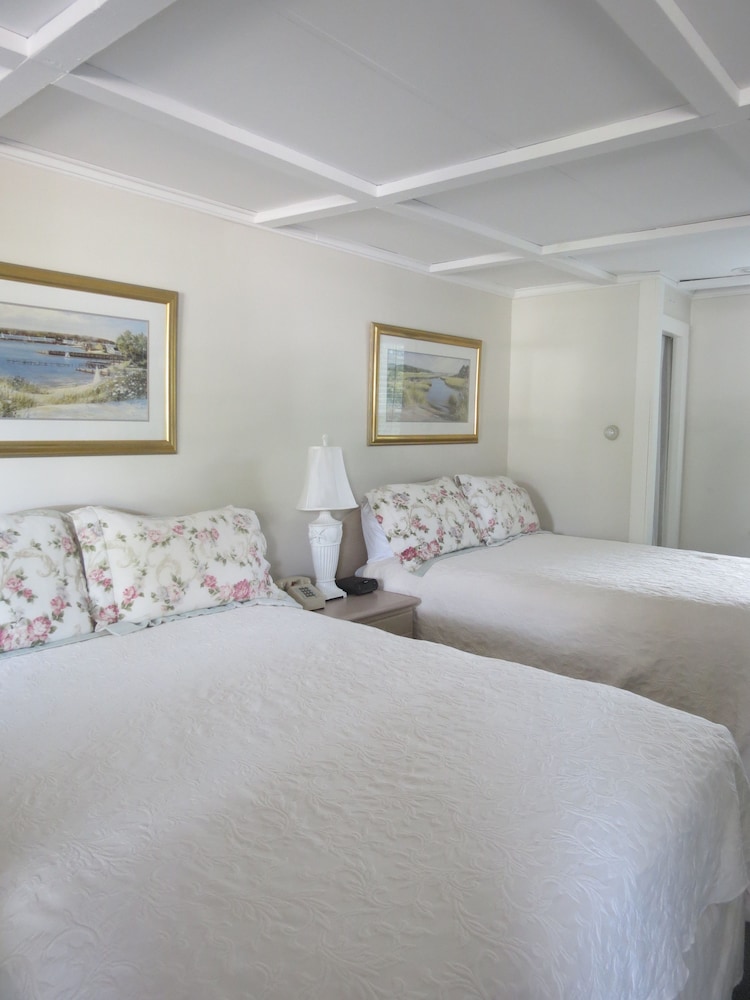 Standard Room, 1 Queen and 1 Full Bed photo 1