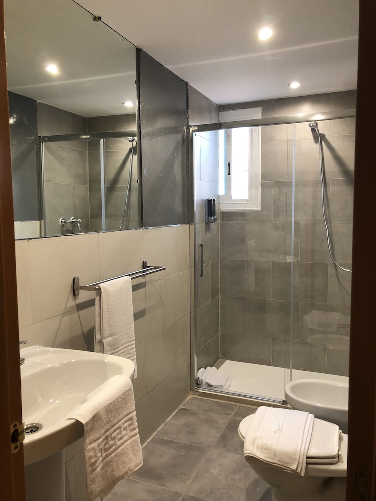 Standard Triple Room - Photo 8