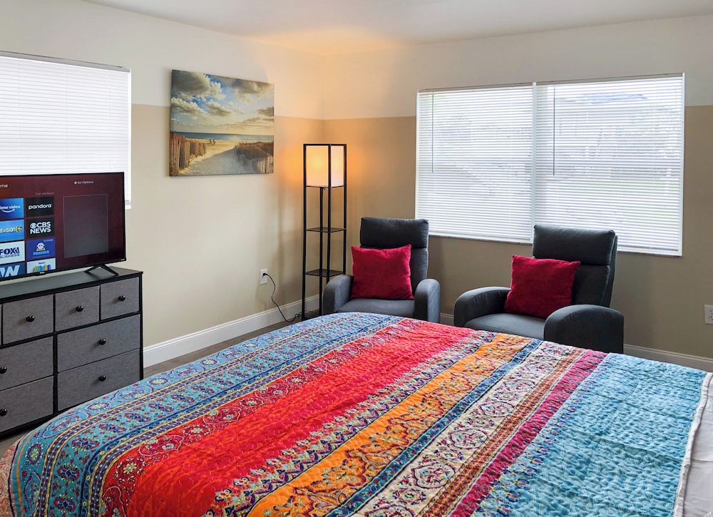 Classic Studio Suite (Queen Bed, Desk, Roku-TV)