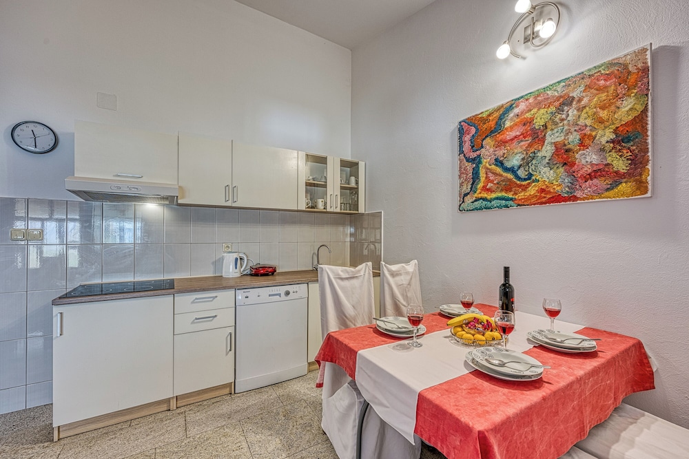Family Apartment, Multiple Bedrooms, Mountainside (Cherry Apartment With Sea View) photo 2