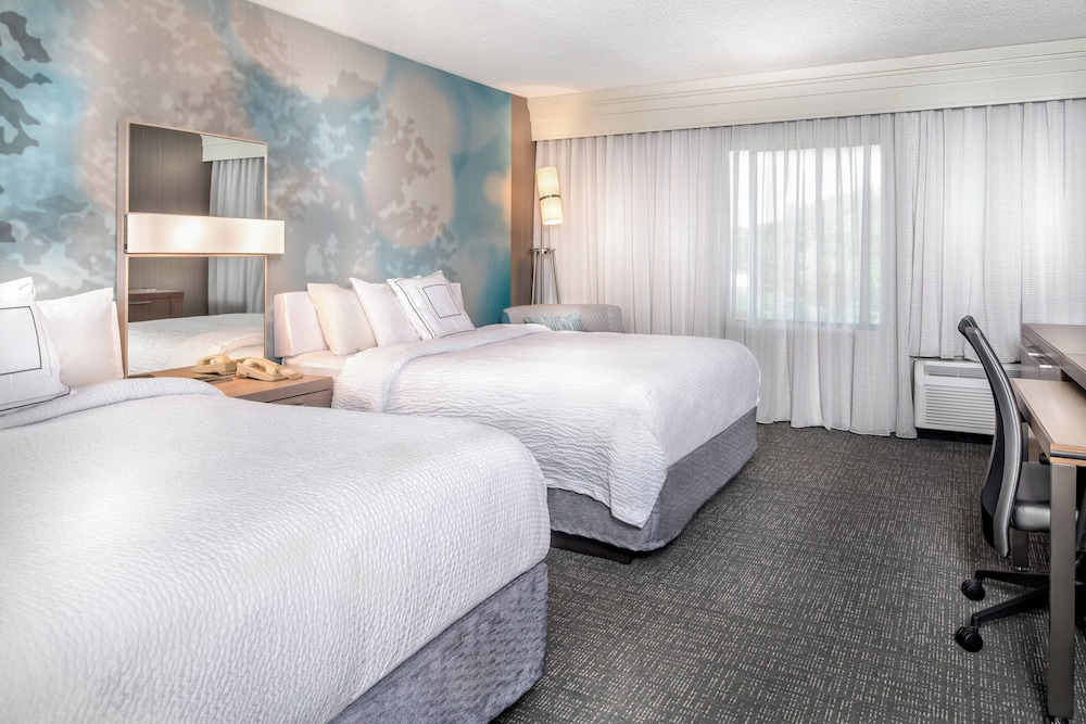Room, 2 Queen Beds, Balcony (Hearing Accessible) photo 2