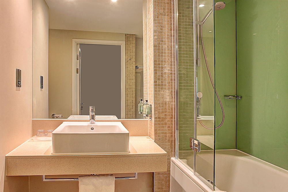 Standard Room, 1 Double Bed (Airport View) - Photo 9
