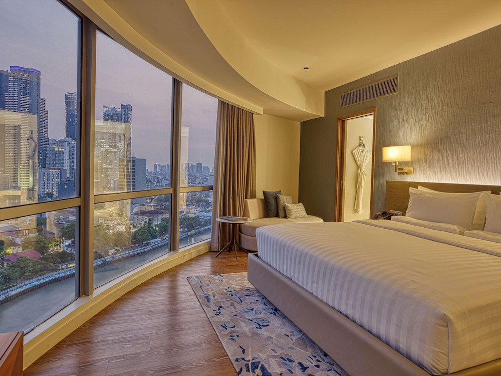 Premier Suite, 1 King Bed, Bathtub - Photo 1
