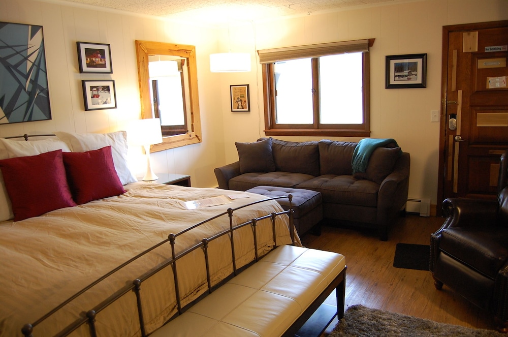 Comfort Room with 1 King Bed and 1 Bunk Bed photo 1