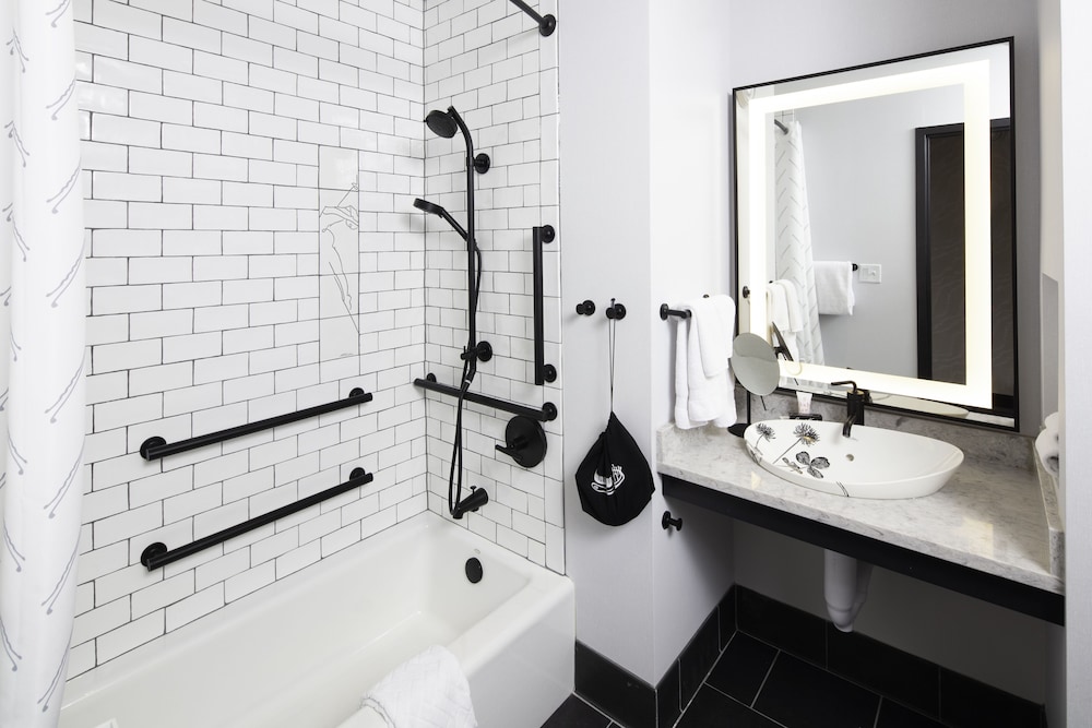 Premier 2 Queens Accessible Bathtub High Floor - Photo 9