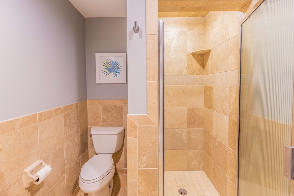 1 Bedroom Suite w/Kitchen, 2 Balconies, Gulf Front,  Non-Smoking - Photo 3